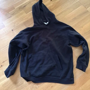 Svart hoodie - En snygg svart hoodie, säljer då jag har många