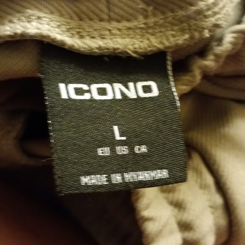 Säljer ett par bekväma beige byxor från Icono i storlek L. De har en elastisk midja för extra komfort och är perfekta för en avslappnad stil. Passar bra till både vardag och chill hemma.. Jeans & Byxor.