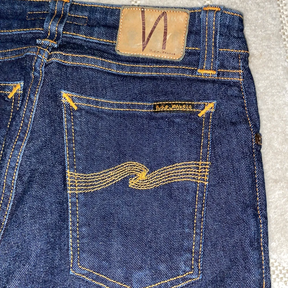 Ett par Nudie jeans som är använda 9 gånger så med det så är det extremt bra pris ⚜️. Jeans & Byxor.