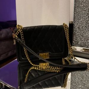 Svart väska - Svart väska med gulddetaljer. Från Gina Tricot🤍