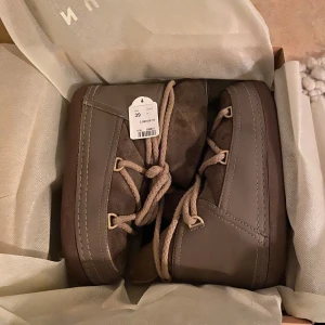 Inuki skor - Tänkte kanske sälja mina Inukiskor! Jätte bra skick förutom ett litet hål i sulan som man kan se på bild 4! I övrigt så är de riktigt fina🫶🏼 du får med prislapp och lådan😊💕