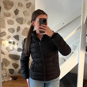 Tommy hilfiger jacka - Tommy hilfiger dunjacka, perfekt till höst och vinter i bra skick ✨❤️nypris över 2500kr❤️