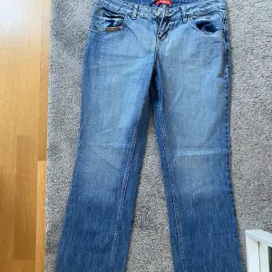 Lågmidjade jeans i najs tvättad färg!!! As coola detaljer på bakfickorna 😍 Står storlek 40 men mer som S