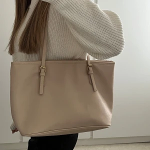 Väska  - Jätte gulligt och perfekta väskan, skriv till mig om det finns frågor eller vill ha mer bilder ❤️