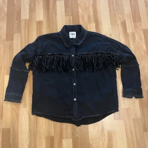 Jacka med fransar  - Svart jeans-jacka med fransar och kristaller från Zara i storlek S