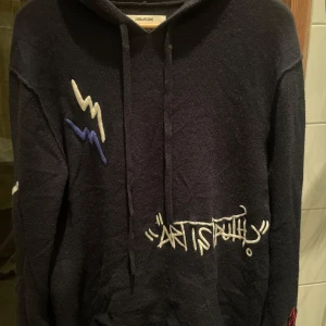 Zadig Voltaire Kashmere hoodie - ZV Cashmere/merino hoodie. Skick- 8/10, använd fåtal gånger, Storlek-M, Pris: 1800kr, vid frågor hör av dig! 