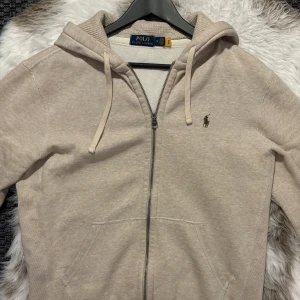 Ralph Lauren zip hoodie - Hej säljer nu min fina Ralph Lauren zip hoodie i storlek S. Den är i nyskick och kommer vara otroligt snygg i höst/vinter. Nypris cirka 2300kr! Vi kommer att sälja liknande produkter nu närmare vinter så glöm inte följa profilen!🌊🍾