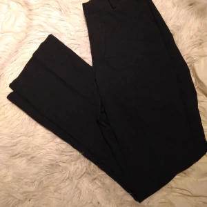 Kostymbyxor  - Jätte fina Kostymbyxor från bik bok i ny skick med hög midja ny pris 499kr mitt pris 250kr kan även gå ner i pris vid snabb affär❤️bara att skriva för frågor eller bilder❤️❤️ 
