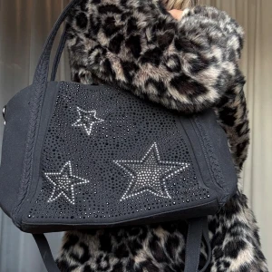 Handväska - Säljer denna superfina väska med stjärnor ⭐️väldigt rymlig med flera fack och perfekt som skolväska!