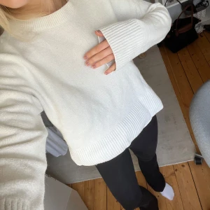 Stickad tröja  - Stickad vit tröja från Other Stories. Den är inte nopprig utan det är materialet som ser ut så❤️❤️