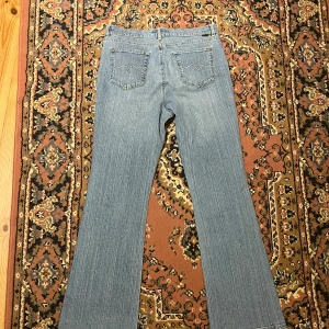 As coola 90s Jeans - Mått står, jätte fint skick! Aldrig använda pga det är inte min storlek.  Skriv jätte gärna för mer!💞