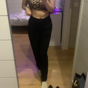 Svarta kostymbyxor  - Säljer mina svarta kostymbyxor från GinaTricot då dom sitter lite löst i midjan och inte kommer till användning. Dom har 2 framfickor och en ”ficka” bak på högersidan. Enda defekten är att sömmen på vänsterben har gått upp. Inget som syns på avstånd