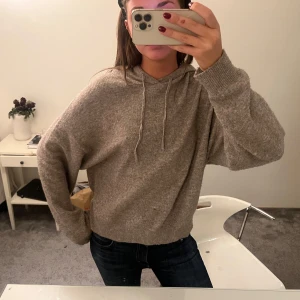 Stickad hoodie - Super mysig och snygg stickad hoodie! Älskar färgen och materialet! 💝🍁🫰