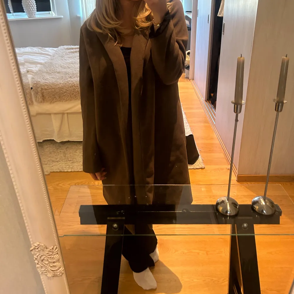 Säljer denna kappa ifrån zara då den aldrig kommit till användning! Tyvärr ingen prislapp kvar men jackan är enbart testad! . Jackor.