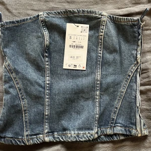 Zara topp - Säljer denna jätte snygg jeans toppen ifrån zara ! Perfekt till allting, till sommaren eller bara till fest 🌟🌟 helt oanvänd 