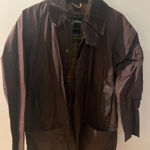 Oljerock Babour - Brun oljerock av märket Babour (Beaufort). Väl använd och snyggt åldrad  med med litet märke i bak. 