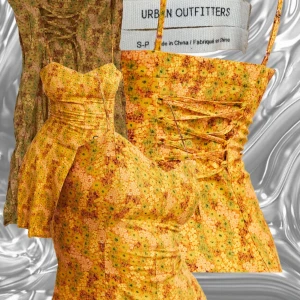 Klänning - Gul-blommig klänning med korsett detaljer från Urban outfitters