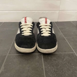 Prada skor  - Säljer dessa sjukt feta skor från Prada, säljer dessa då ej kommer till någon användning längre. Skick 8,5/10. Hör av dig vid fler frågor eller funderingar🤝