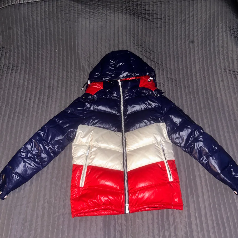 Intresse koll på denna Moncler kith Jacka. Skick 7 / 10 men inget som märks   Hör av er om fler bilder. Jackor.