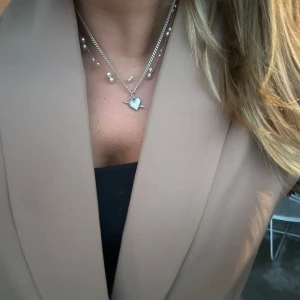 TUVSTARR'S HEART NECKLACE - Så fint halsband från Maria Nilsdotter! Otroligt poppis. Bra skick, nypris. 2795