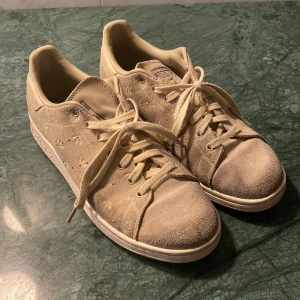 Adidas Stan Smith-Skor - Ett par Stan Smith-skor i mocka. Ganska bra skick.