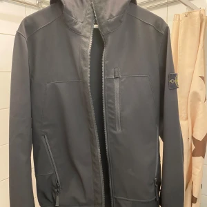 Stone island jacka - Stone island jacka inköpt på Stone island i Hamburg för 4,700kr Storlek:M jackan är i bra skick sparsamt använd aldrig rökt i!