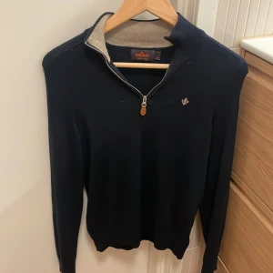 Morris half zip - Riktigt fet Morris half zip i storlek XS, fint skick. Mörkblå, hör av er vid minsta lilla fråga eller fundering📩 mvh V&L closet