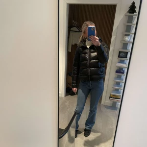 Colmar vinterjacka - Jacka i jättefint skick,använd 1 vinter. Säljer för jag vill ha något nytt, jag är 170cm och  passar perfekt.🤩 Bara att skriva vid intresse!