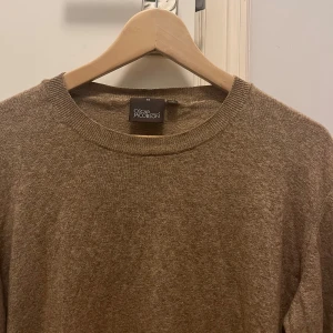 Oscar Jacobson crewneck - Säljer denna fina Oscar Jacobson crewneck som är lite för stor och är därför jag säljer. Tröjan har ett litet hål i armhålan annars är den i sjukt bra skick, hör gärna av er om ni har några frågor🙌🙌