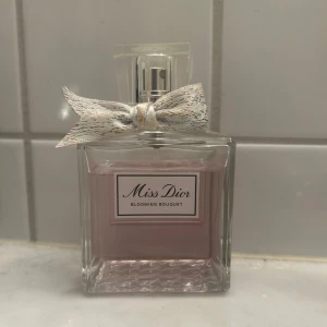 Miss Dior parfym - Superfin parfym från Dior som luktar supergott! Flaskan är 100ml och det är ca 80% kvar, nypris är 1789💕