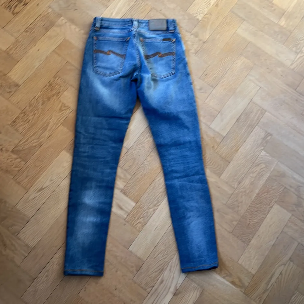 Nudie jeans i skick 10/10 inga defekter. W26 L32 men sitter mer som L30. Modellen är grim trim (slimfit). Jeans & Byxor.