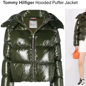 Jackan är nyskick och är köpt på Tommy Hilfiger butiken i Barkarby för lite mer än ett år sedan. Den är supervarm och passar bra för vintern, luvan är avtagbar. Den är i storlek Xs men passar även storlek någon som har storlek S!