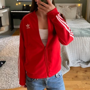 Adidas jacka - Superfin röd Adidas jacka som inte kommer till användning längre☺️Bra skick och har inga defekter☺️❤️