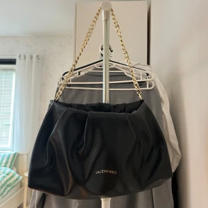 Valentino väska  - Säljer Valentino väska i mellanstorlek då den ej kommit till användning. Använts 1-2 gånger så i nyskick. Fick i present så lite osäker på nypris men mellan 800-1200kr ungefär. Säljer för 400 kr