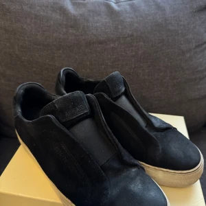 Axel arigato skor  - Dem här är väldigt använda, därför säljer jag dem till är lågt pris!