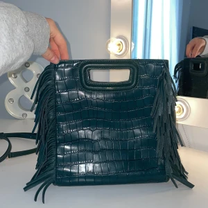 Grön maje väska  - Säljer denna maje väska, den stora i grön färg! Använd fåtal gånger och inga defekter som finns, kvitto och ursprungs ”påse” finns kvar. Kontakta för frågor ❣️Pris kan diskuteras!