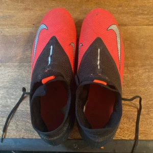 Nike fotbollsskor  - Bra skick 8/10  Säljs för att jag inte spelar längre