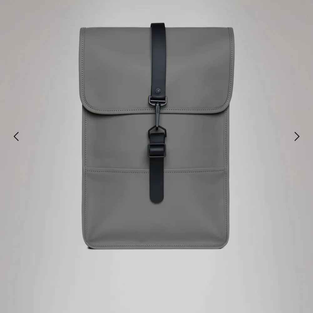 köpt från Norge använt ett par gånger Helt ny kondition Har en stor ficka inne som får plats med dator Vattentät Längd: 40cm Bredd: 29cm Original pris: 799kr . Laukut & Käsilaukut.