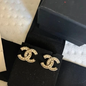 Chanel örhägnen - Säljer dessa fina Chanel örhängen. 