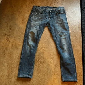 Dondup jeans - Ett par ljusblåa dondup jeans i storlek 36, sitter mer som 33/34. Säljer för att de är lite för små. Skick 9/10