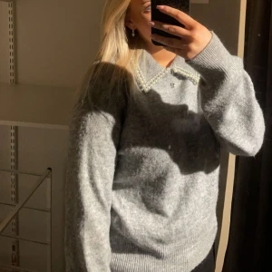 Ny grå stickad tröja  - Helt oanvänd stickad grå tröja, med pärlor i kragen på. ( lapp saknas pågrund av endast testning och ångrat sig)😊