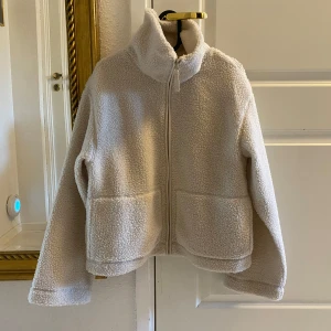 Ny naturvit pilejacka från HM, sista!!! - Helt ny och oanvänd teddyjacka i storlek M. Färgen heter ljusbeige. Den är normal i passformen. Vill man ha oversize så bör man gå upp en eller två storlekar än sin normala. Slutsåld. 