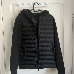 Massimodutti jacka - Säljer min killes feta cardigan från massimo dutti, perfekt nu till hösten/vintern! Säljer pga att den inte kommer till användning! Nyrpis: 1300 kr säljer för 800 kr (pris kan diskuteras vid snabb affär) 