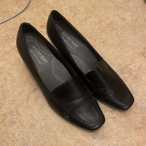 Svarta klackskor - Jag köpte dessa på myrorna. Väldigt bekväma, men för stora för mig. Materialet har börjat flagna lite.