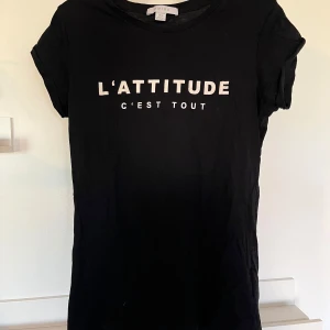 T-shirt - Storlek xs. Fint skick förutom ett minihål längst ner på tröjan. 