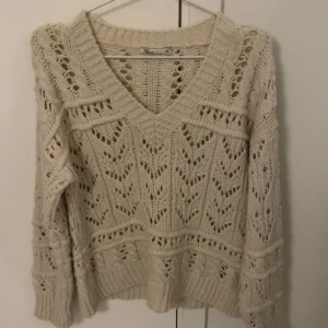 Stickad tröja  - En jättefin stickad tröja ifrån Nelly, knappt använd och är i väldigt fint skick! Säljer då den inte kommer till någon användning💛