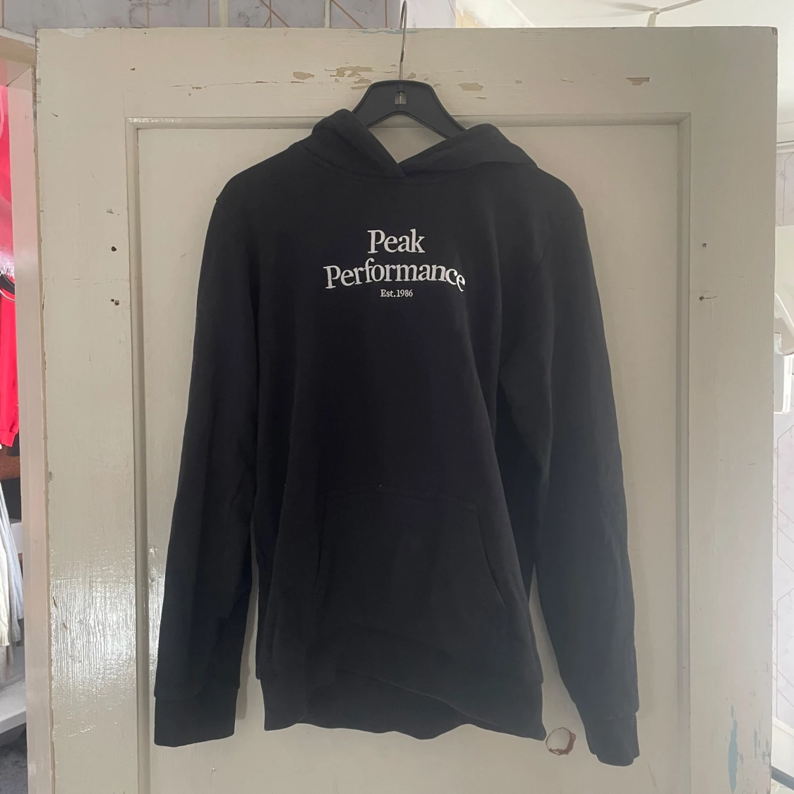 Svart hoodie från Peak Performance