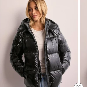 Jacka från Nelly  - Jätte snygg slut såld jacka från Nelly i s säljer pågrund av att dental för stor pris kan diskuteras helt klart 