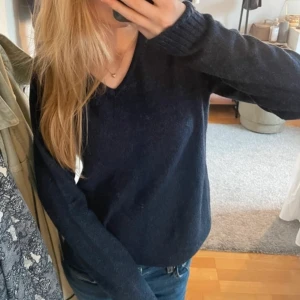 marinblå stickad tröja💙 - Jätteskön och fin💘 Säljer då jag har en likadan i svart💓