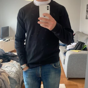 Selected/Homme Tröja - Garderobsrensing! Säljer en skitsnygg tröja i storlek L. Kan även passa folk som vanligtvis har M. Använd men i bra skick. Jag (på bilden) är 183cm, 80kg